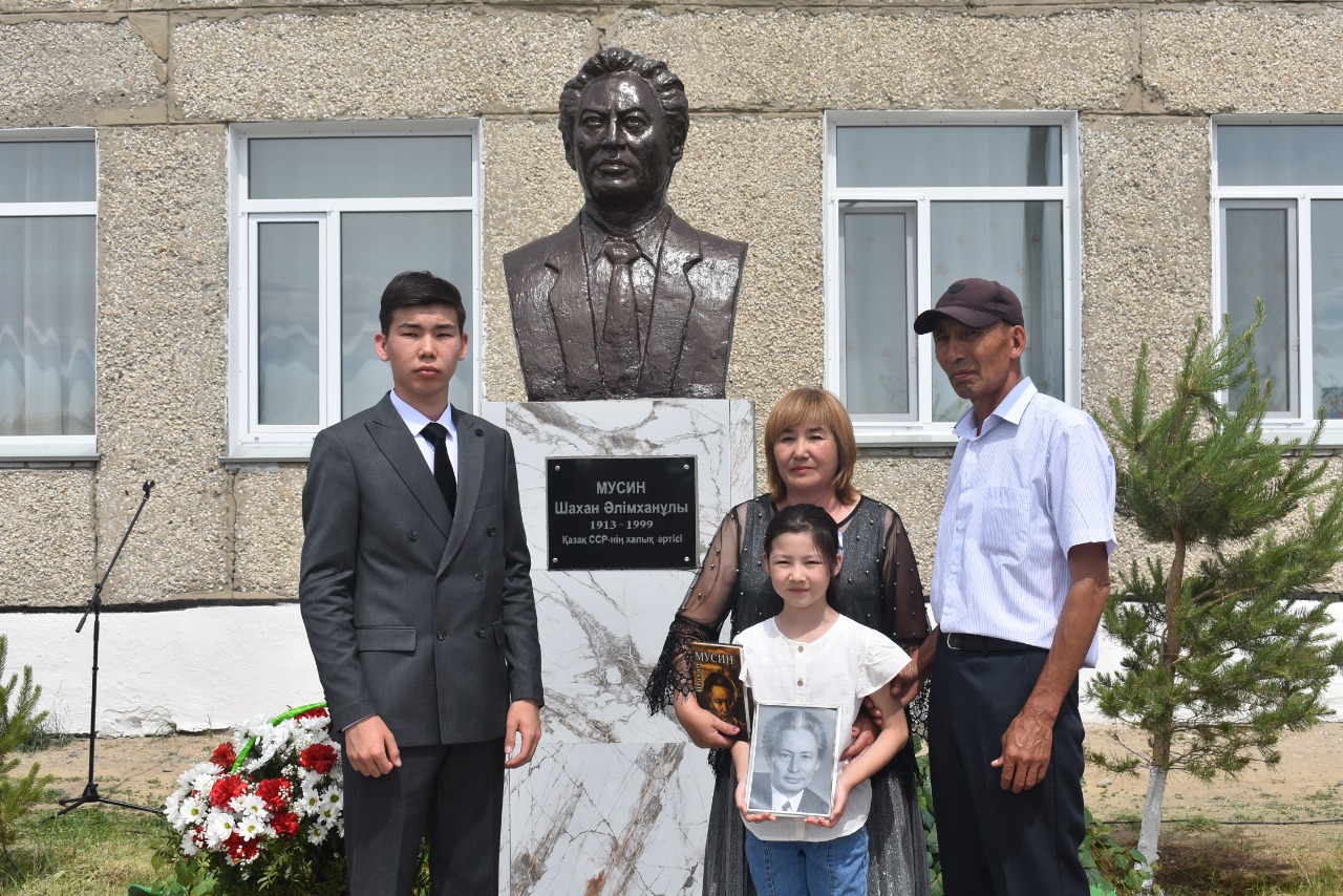 Тұғырға қонған тұлға