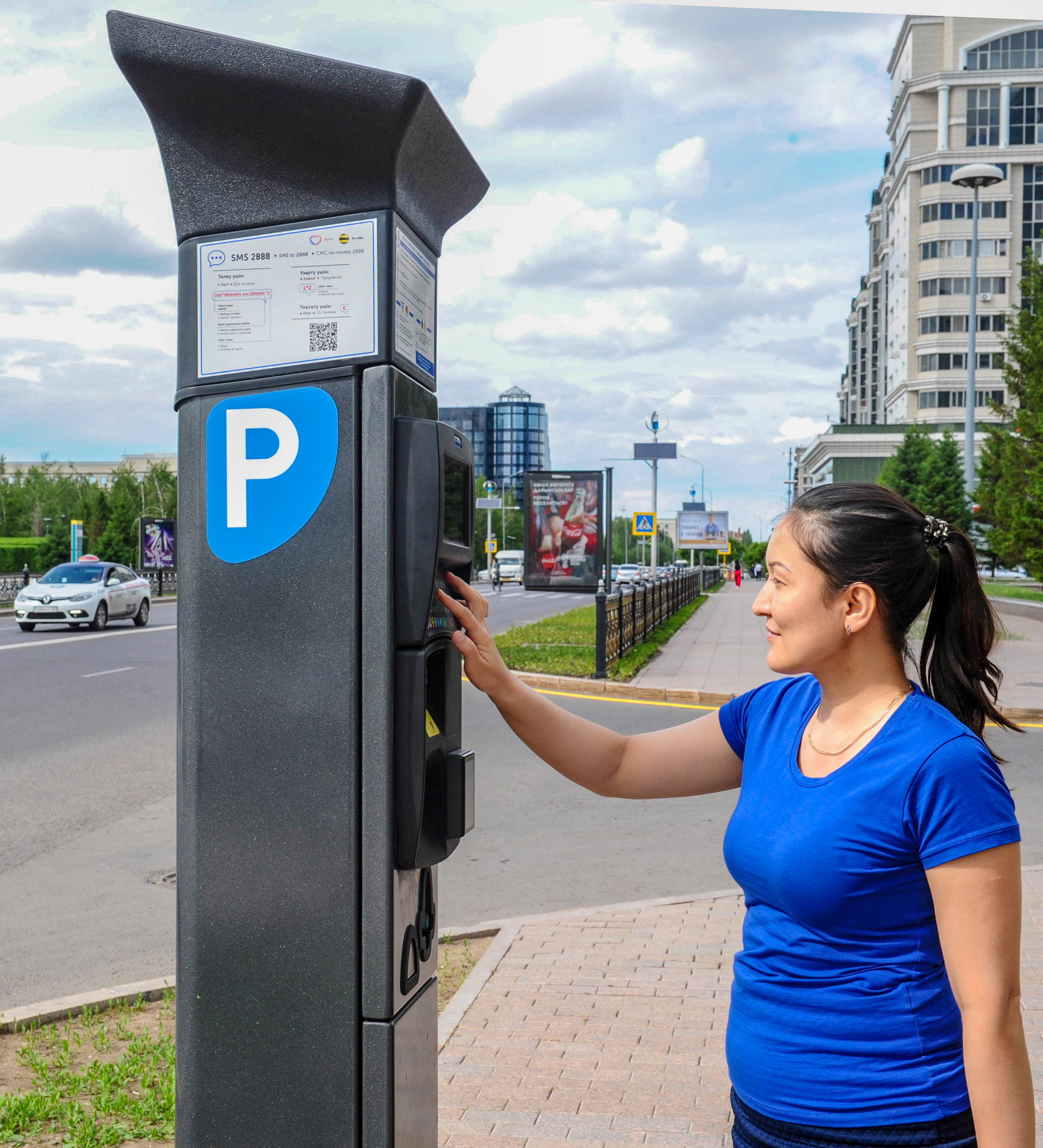 Күшті қара адам тар есекке кірді