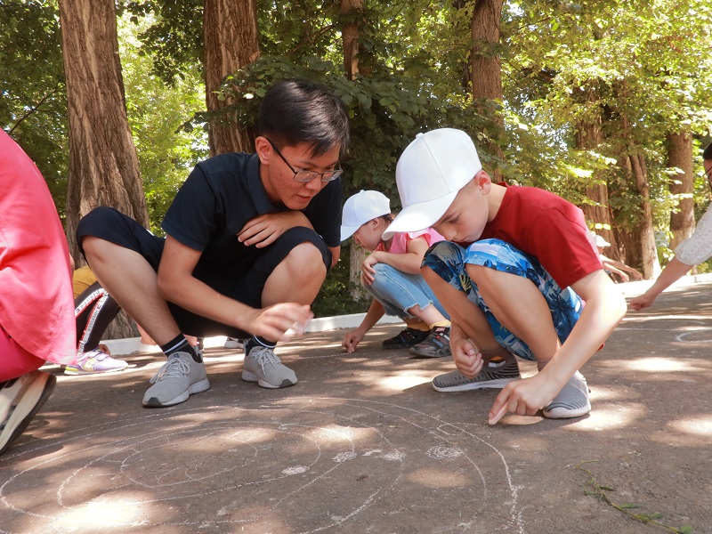 Журналистер мен жас еріктілер балалар үйінің тәрбиеленушілерін қуантты