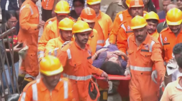 Үндістанда төрт қабатты үй құлап, 19 адам мерт болды