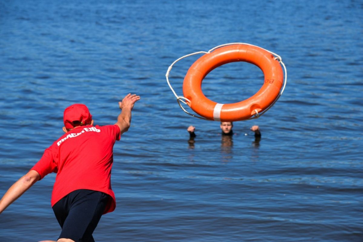 Суға ерлік жүрмейді