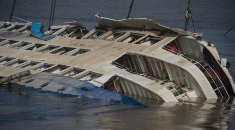 Индонезияда круиз лайнері суға батып кетті
