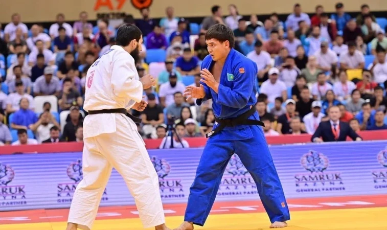 Ислам Бозбаев Азия чемпионатының күміс жүлдесін жеңіп алды