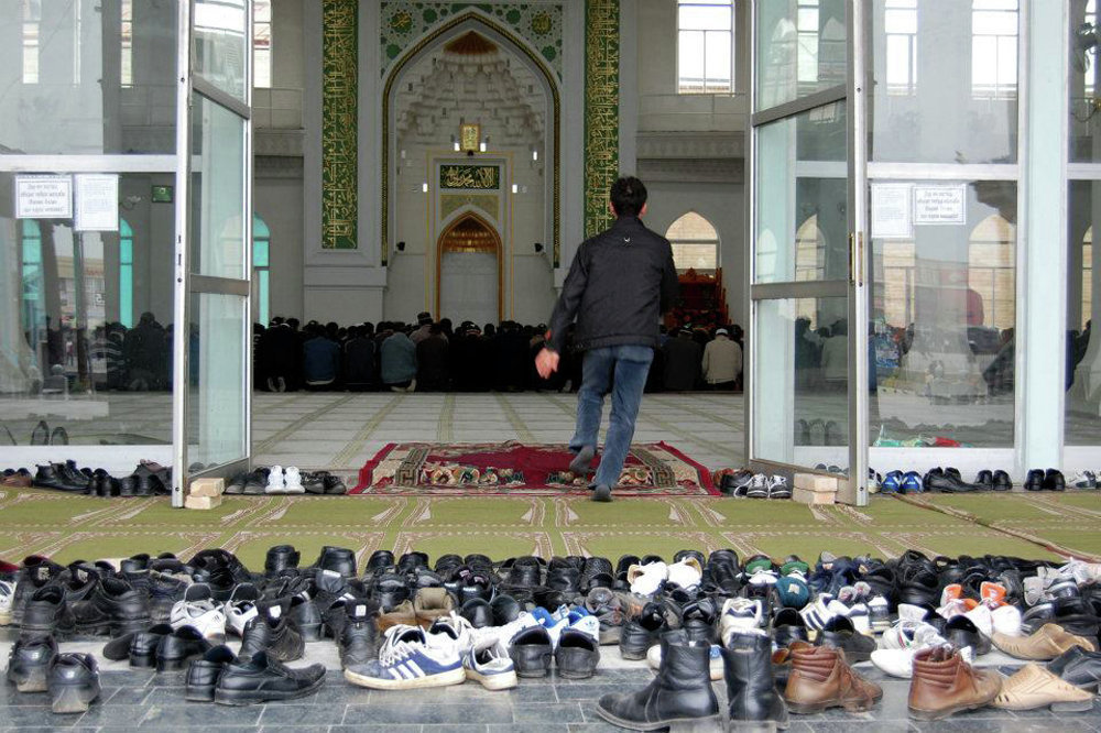 Намаз куйбышева. Обувь для мечети. Люди в мечети. Намаз. Мусульмане в мечети.