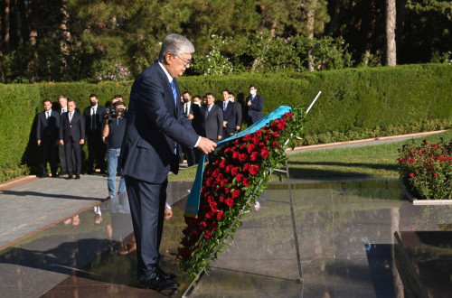 Президент Әзербайжанның жалпыұлттық көшбасшысының бейітіне гүл шоғын қойды