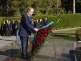 Президент Әзербайжанның жалпыұлттық көшбасшысының бейітіне гүл шоғын қойды