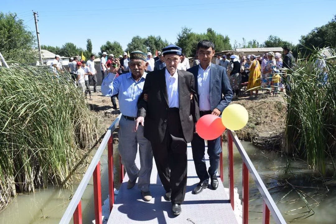 Зейнеткер ауылына көпір салып берді