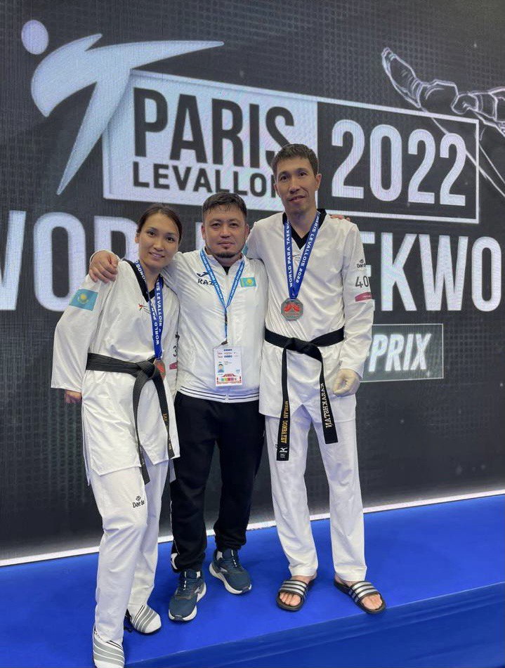 Парижде үш жүлде жеңіп алды