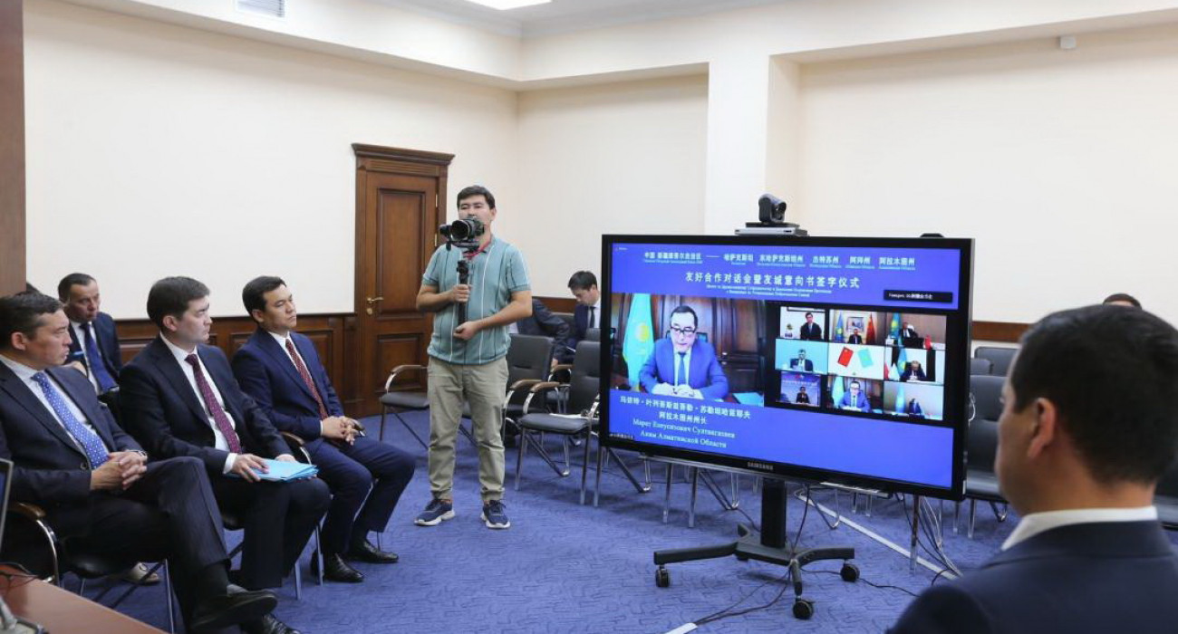 Ең шырынды порно Колготкидегі орыс хатшысымен онлайн секс видео