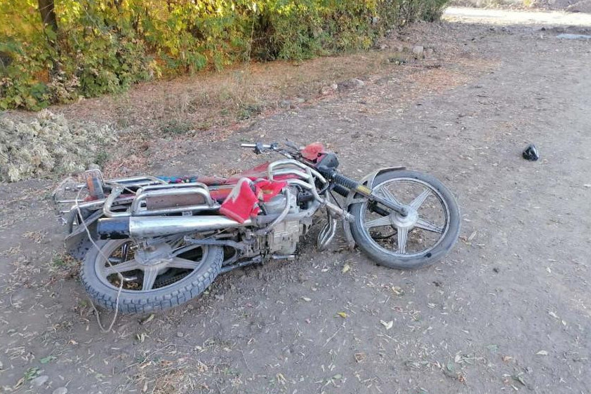 Жетісу облысында мотоциклдегі жасөспірім жол апатына ұшырады