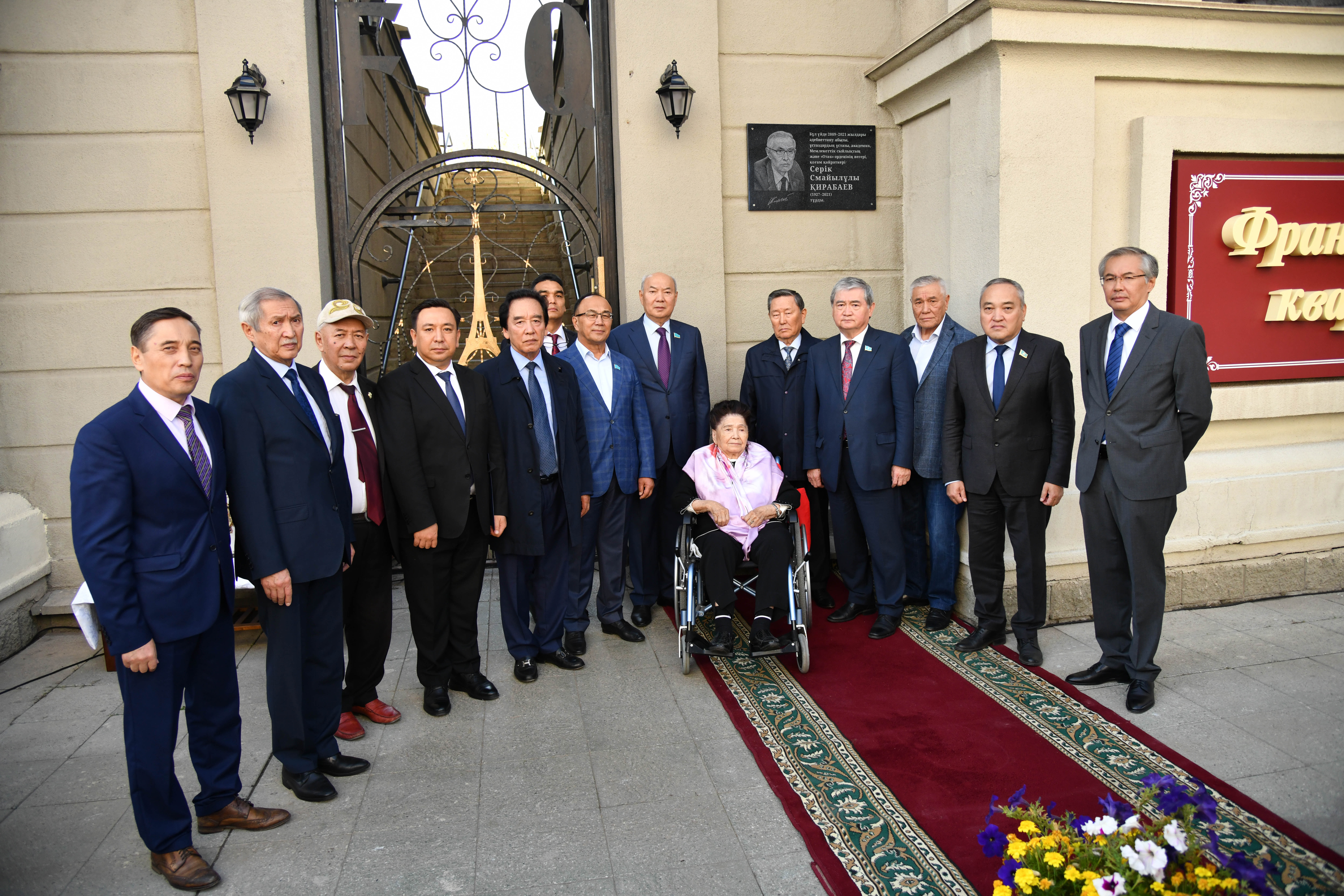 Академик тұрған үйге ескерткіш-тақта орнатылды