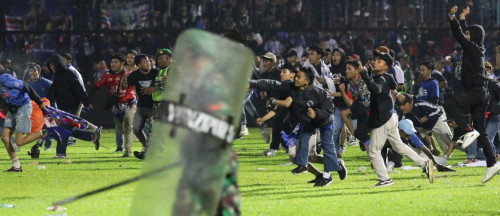 Индонезияда футбол матчында 120-дан астам адам көз жұмды