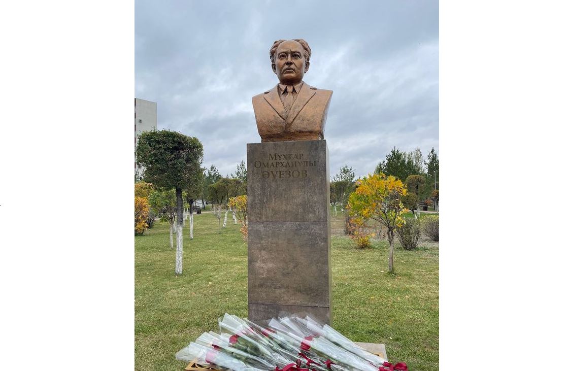 Заңғар жазушыға бюст орнатылды