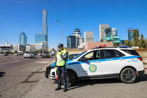 Астана полицейлері тұрғындарға қоғамдық көлікпен жүруді ұсынды