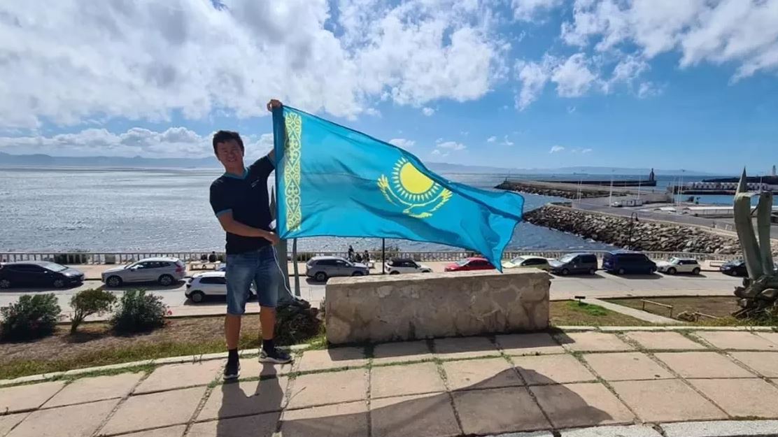 Гибралтар бұғазын жүзіп өтті