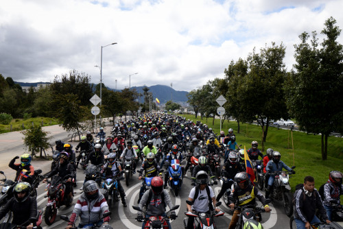 Колумбияда мотоциклшілер жолдарды жауып тастады