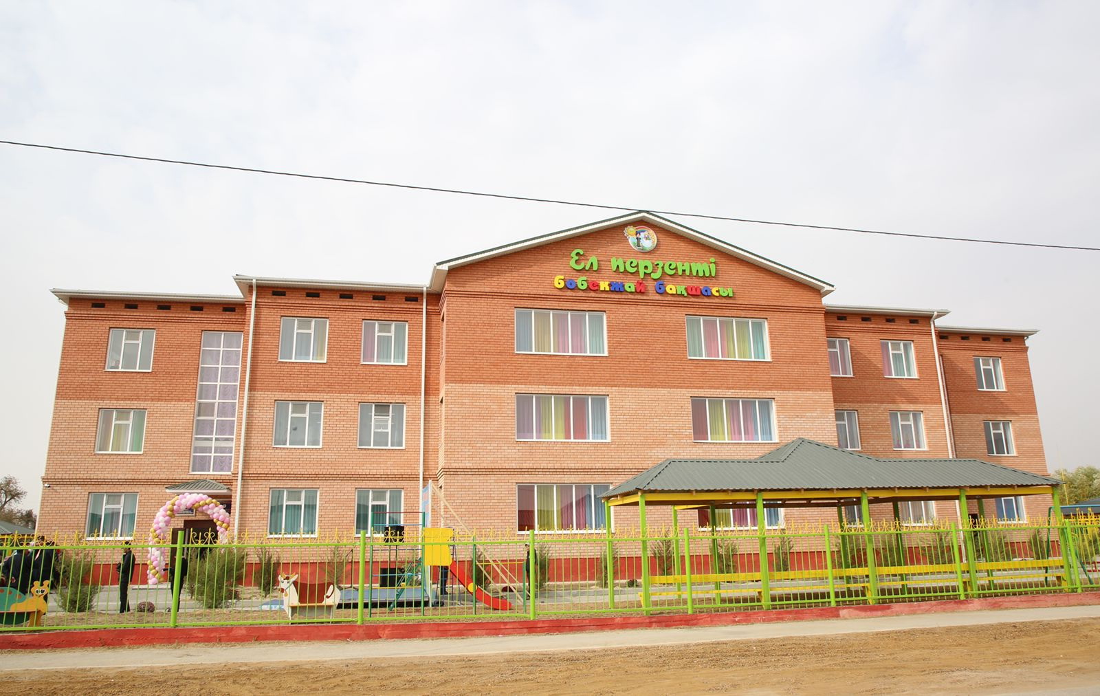 Сыр бойында самсаған сарай