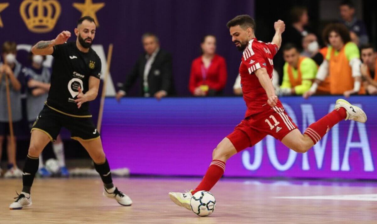 Алғашқы ойында тең түсті