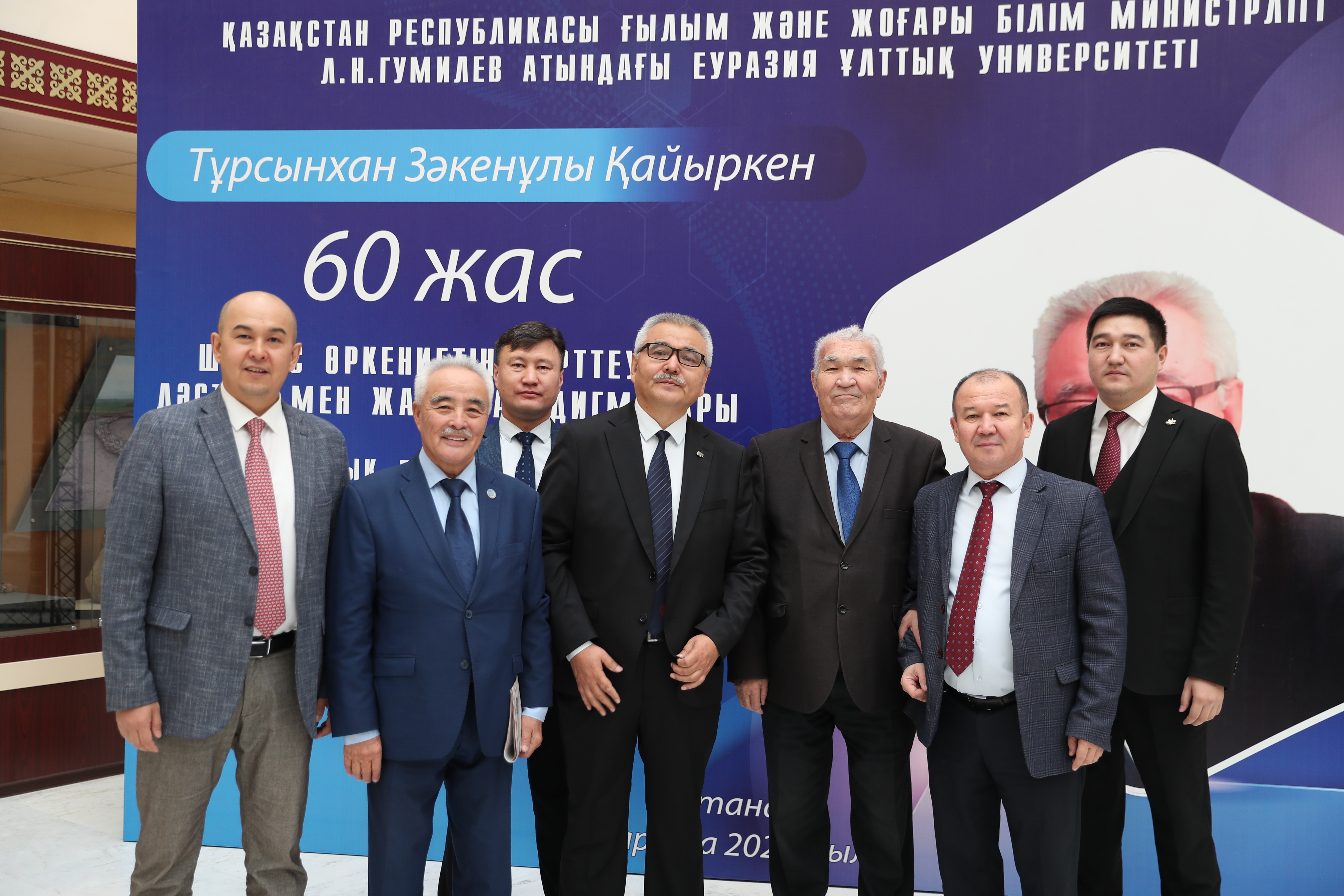 Тарихты ғылыммен де, көркем әдебиетпен де зерделеген