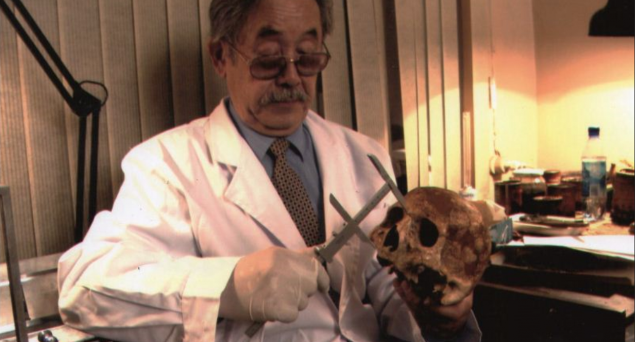 Күзетші артқы бөлмеде бір қызды сиқыған.