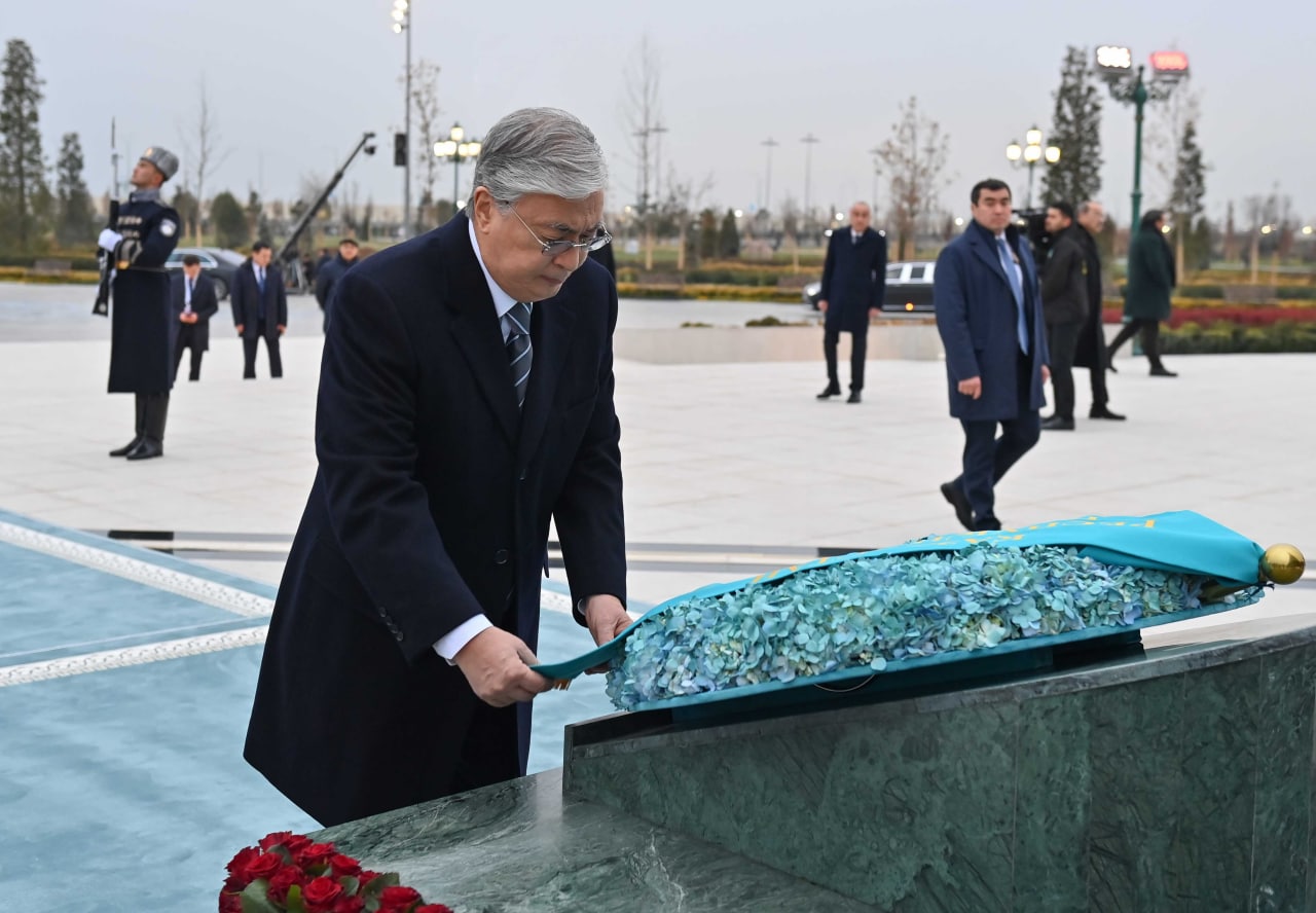 Президент Ташкенттегі «Тәуелсіздік» монументіне гүл шоғын қойды
