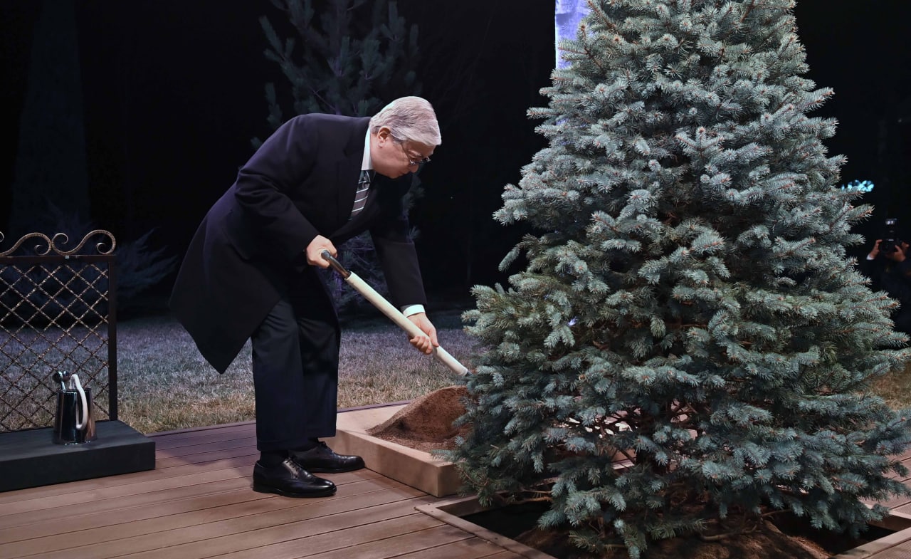 Президент Ташкенттегі «Куксарой» аллеясында ағаш екті