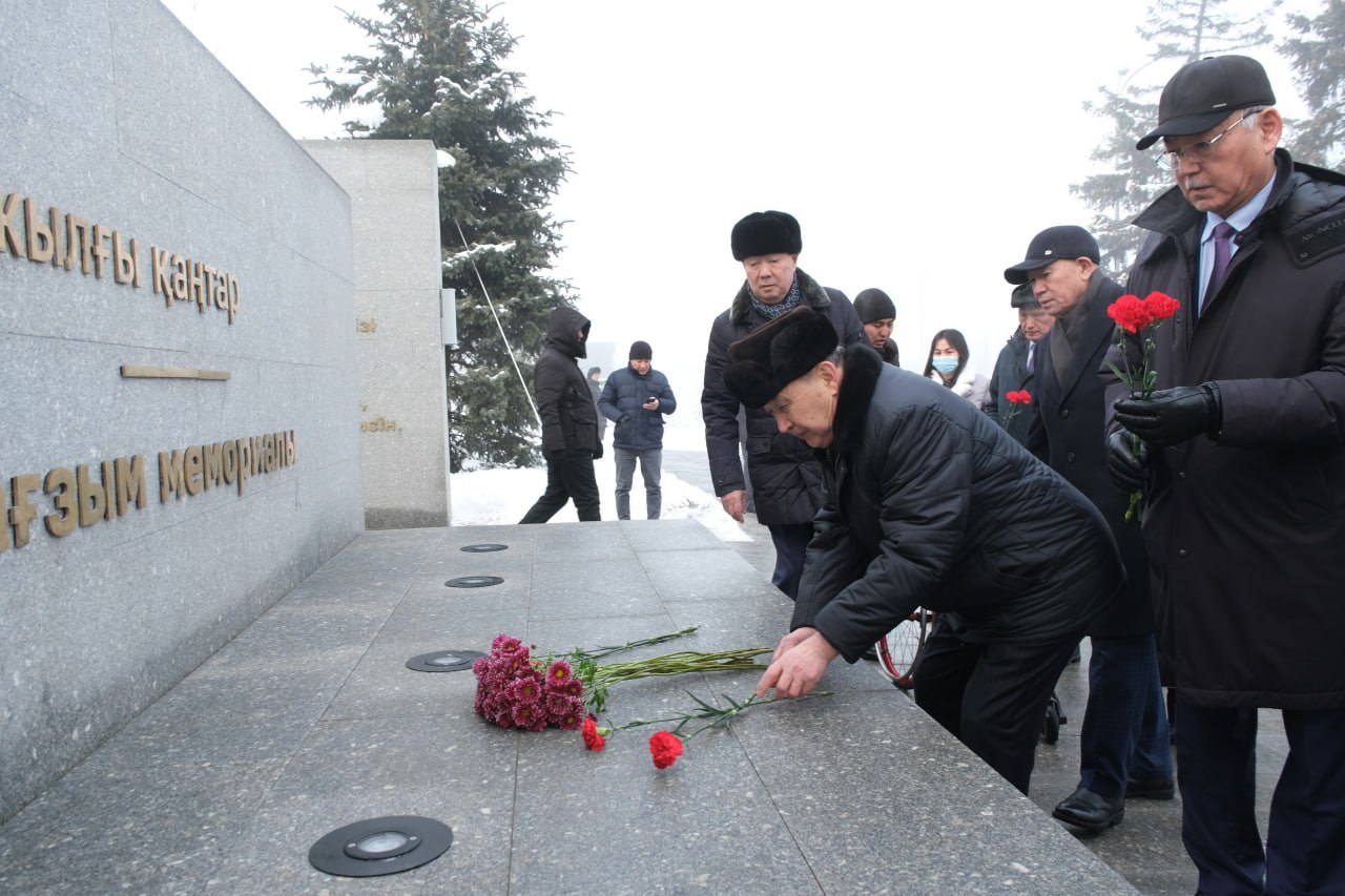 Алматы тұрғындары «Тағзым» мемориалына гүл шоқтарын қойды
