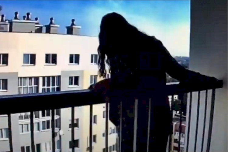 Балконнан құлаған қызды құтқарып қалды