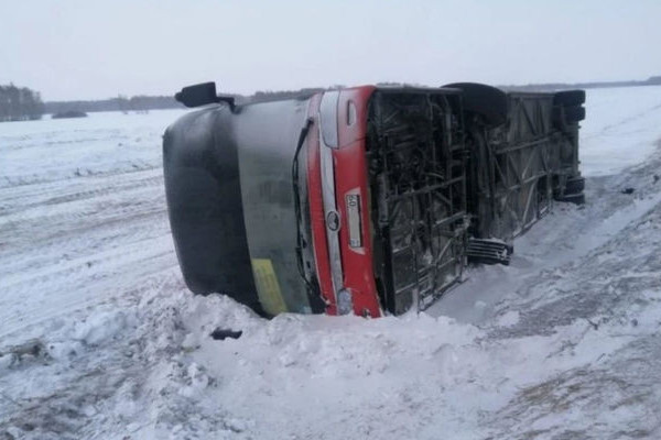 Ресейде 54 жолаушысы бар автобус аударылып қалды