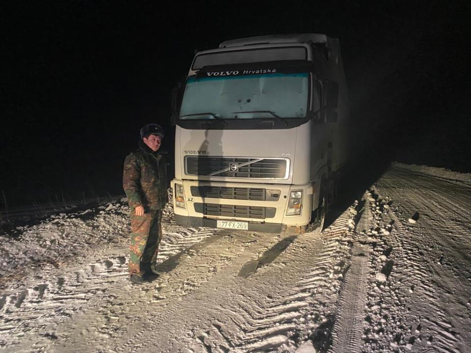 Құтқарушылар жолда қалған Әзербайжан азаматына көмектесті