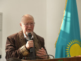 Асхат Оралов Мұрат Әуезовті 80 жылдық мерейтойымен құттықтады