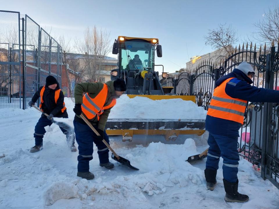 Елорда көшелерін күреуге 2 мыңнан астам жұмысшы шықты