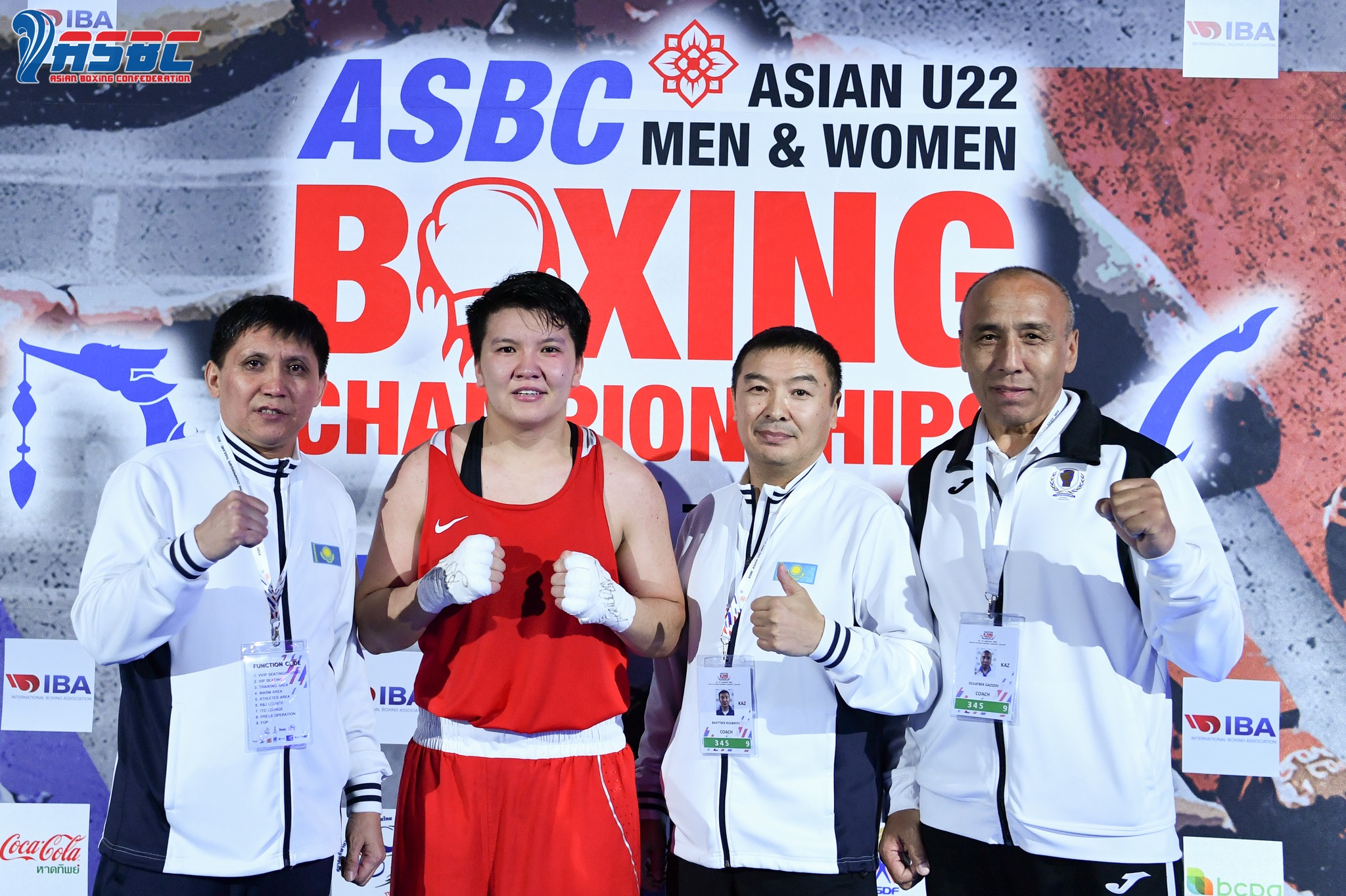 Қыздарға екі алтын бұйырды