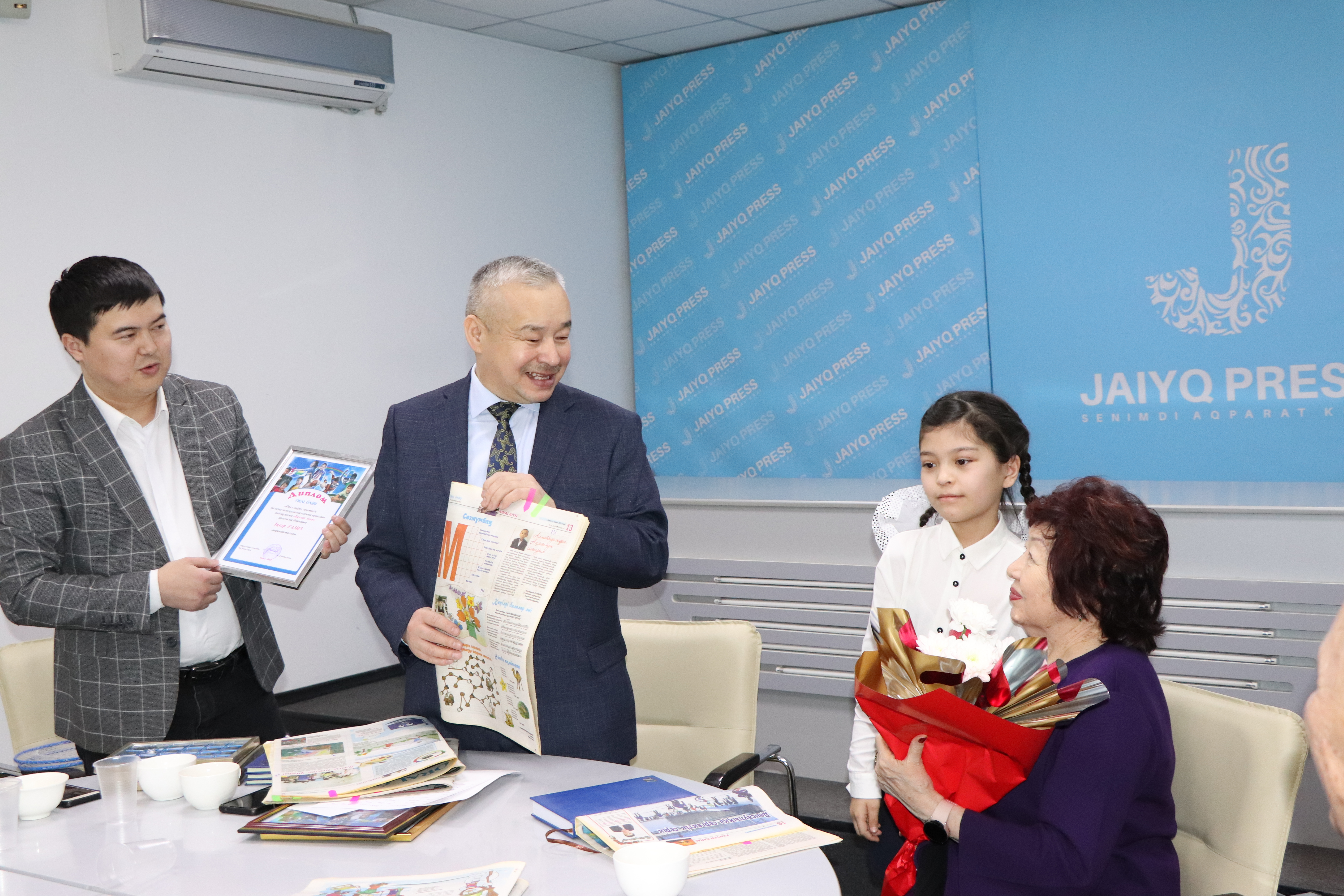 Балғын қаламгерлер бағалы сыйлық алды