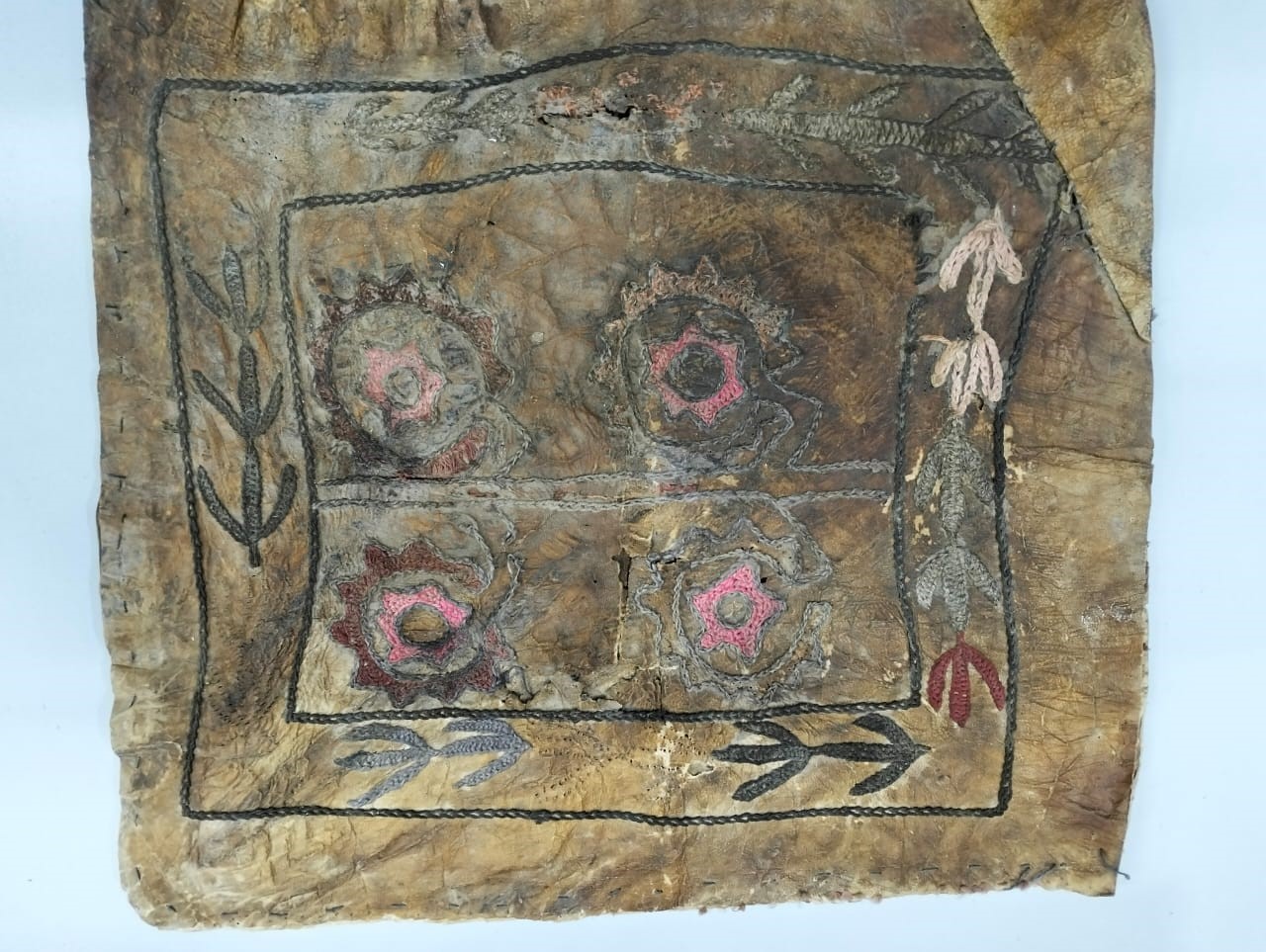 Көне құмыра және  кестелі тері