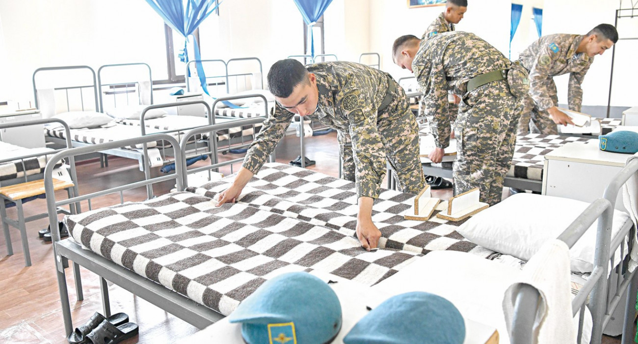 Юбка киген брюнеткалар трахается