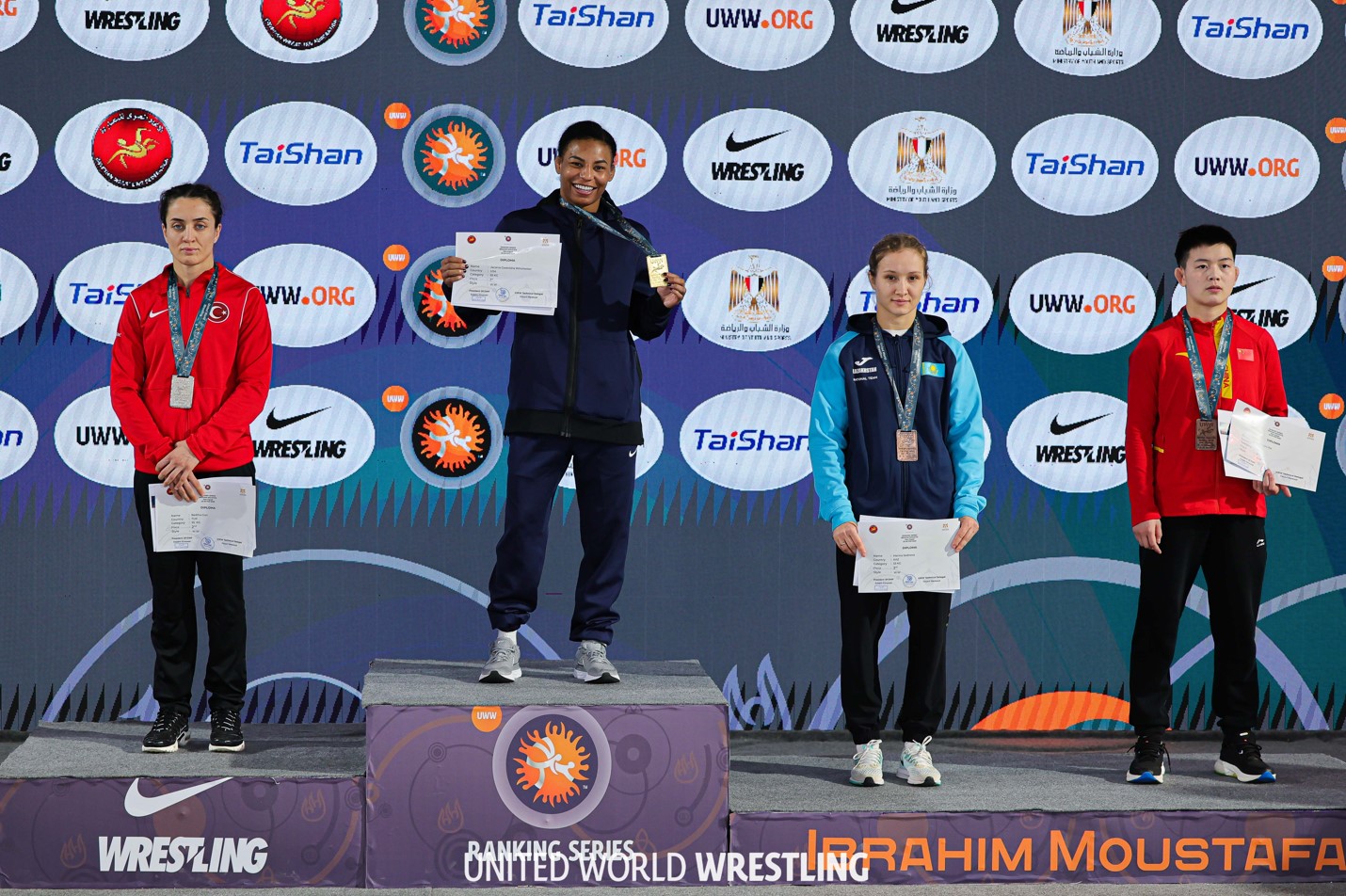 Қолаға толған қоржын