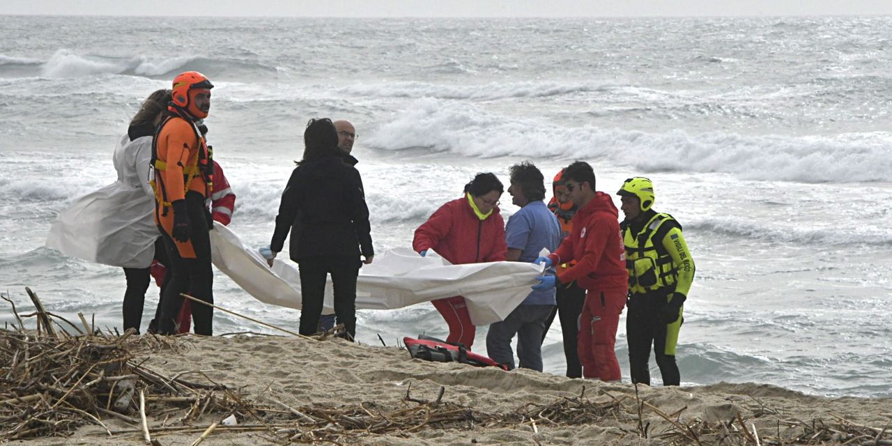 Италия жағалауында мигранттар мінген қайық суға батып кетті