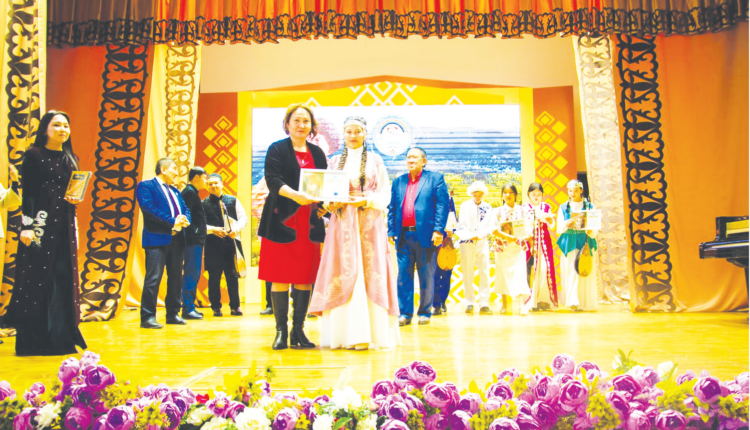 Республикалық айтысқа жолдама алды