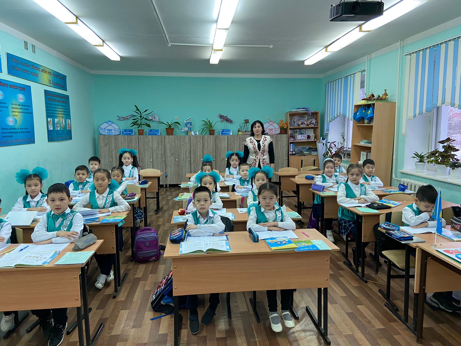 Ұлттық киімді ұлықтаған мектеп