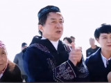 Қытайдағы этникалық қазақтар Джеки Чанға ат мінгізіп, шапан жапты