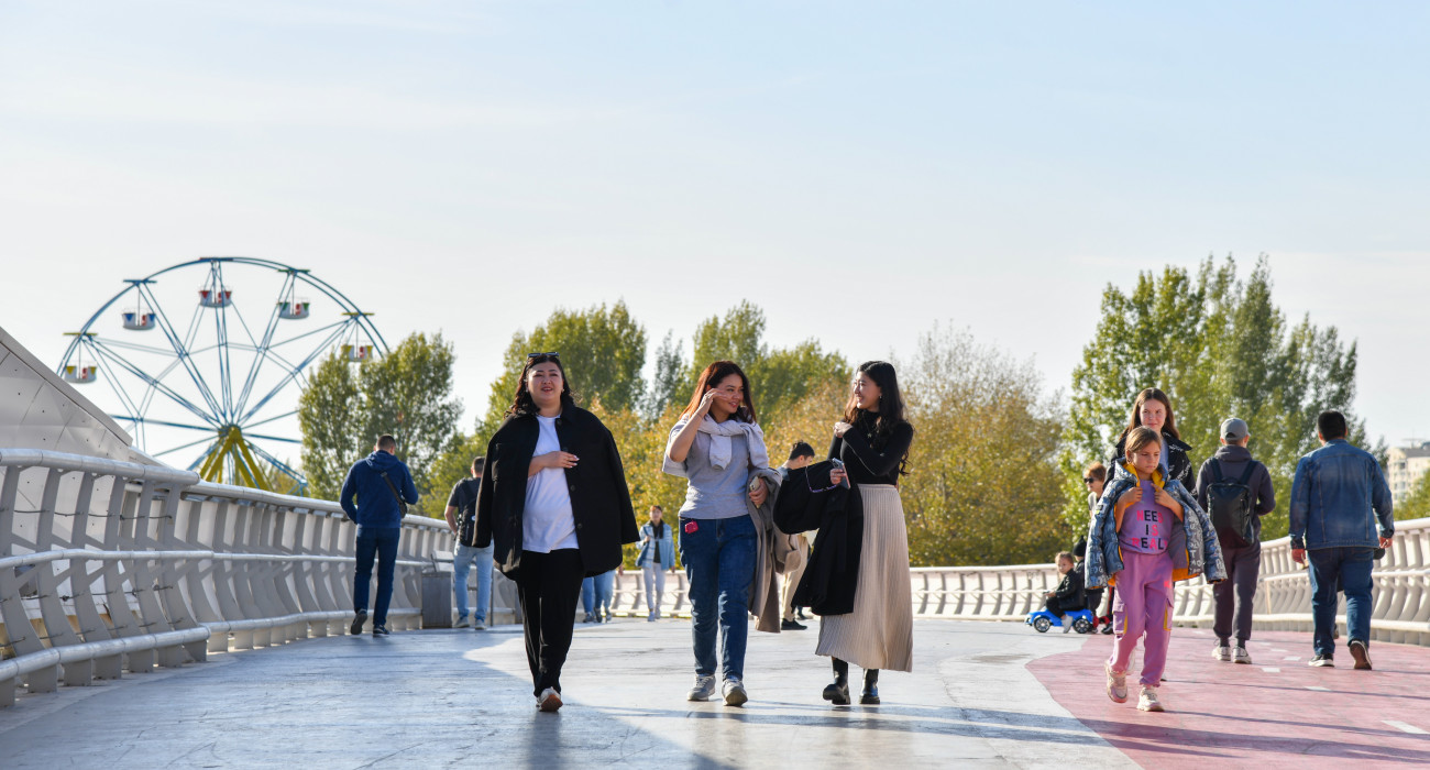 Жалаңаш қырғыз әйелдері Киска ішке тартады