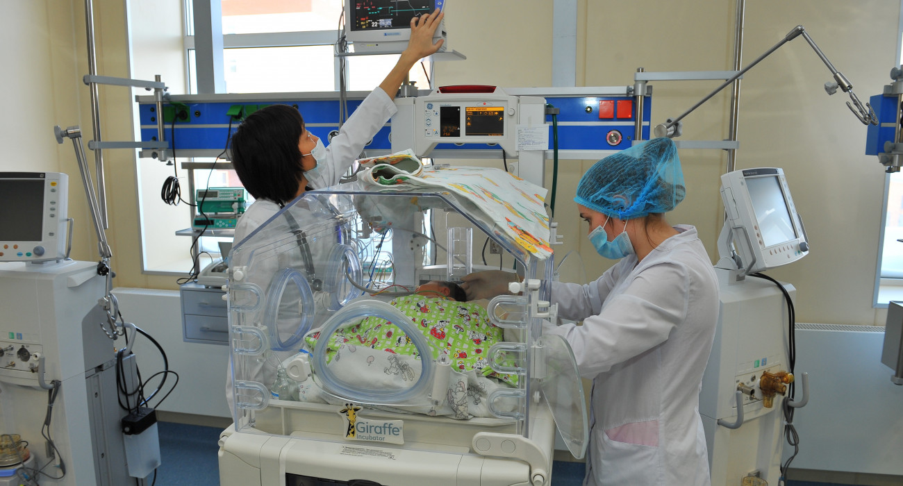 Дәрігер медициналық тексеру кезінде жігітті баумен байлайды. Дәрігер медициналық тексеру кезінде жігітті баумен байлайды.