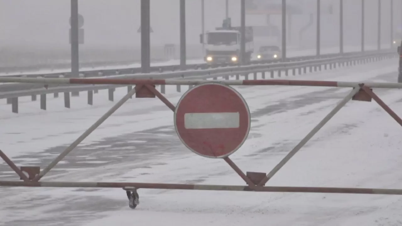 Закрытие дорог. Закрытм из за погодных условий. Закрыт проезд по погодным условиям. Закрытые дорог из-за метели. Внимание! Ограничение движения из за погодных условий.