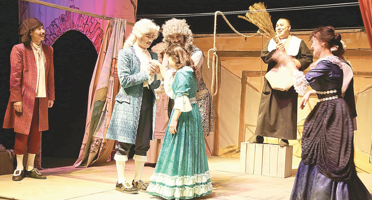 Колготкидегі әйелдің үлкен жотасы