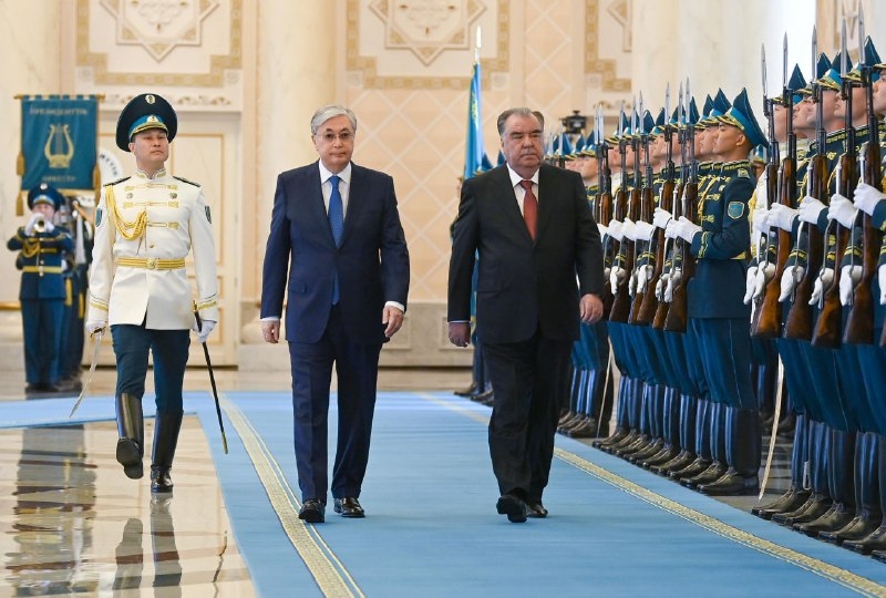 Мемлекет басшысы Тәжікстан президентін салтанатты түрде қарсы алды