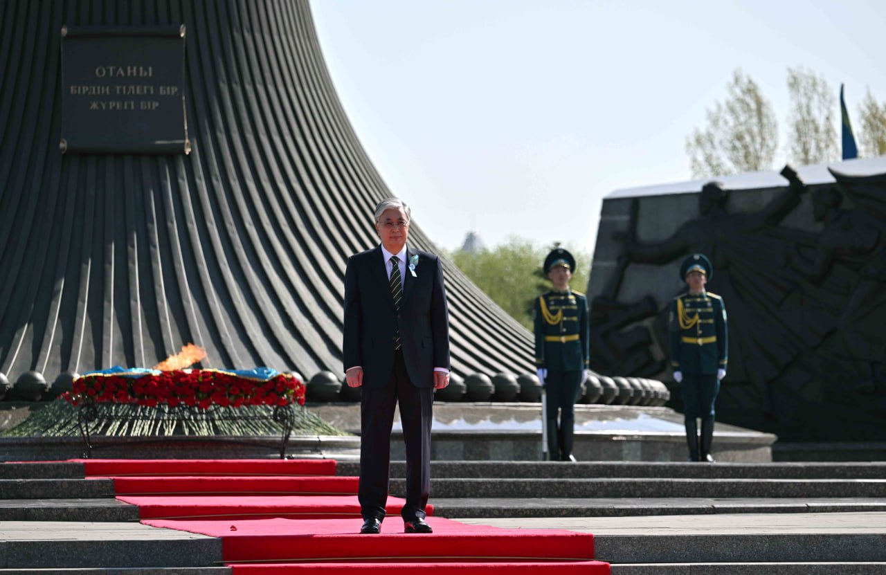 Мемлекет басшысы «Отан Ана» монументіне гүл шоғын қойды