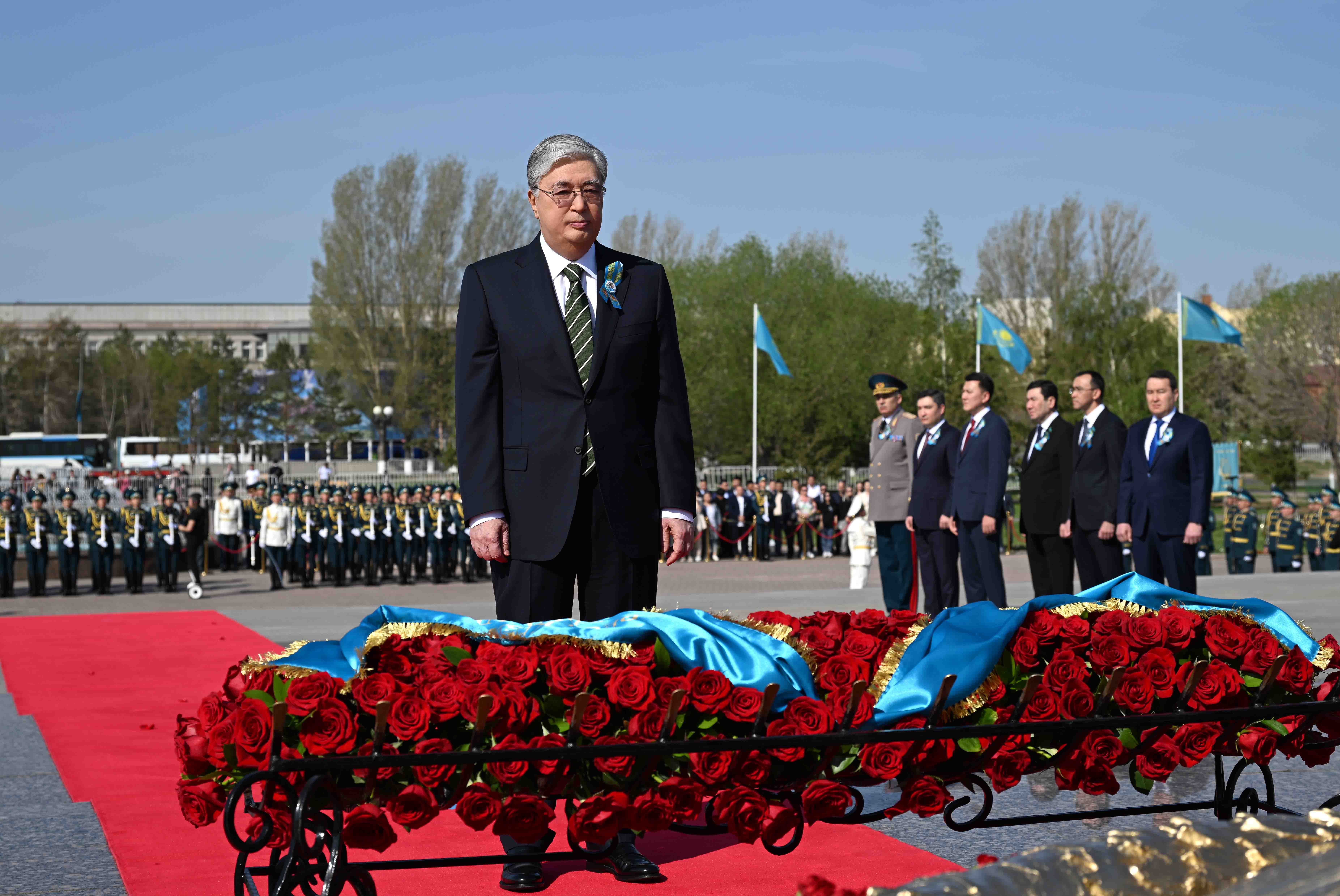 Мемлекет басшысы қазақстандықтарды Жеңіс күнімен құттықтады
