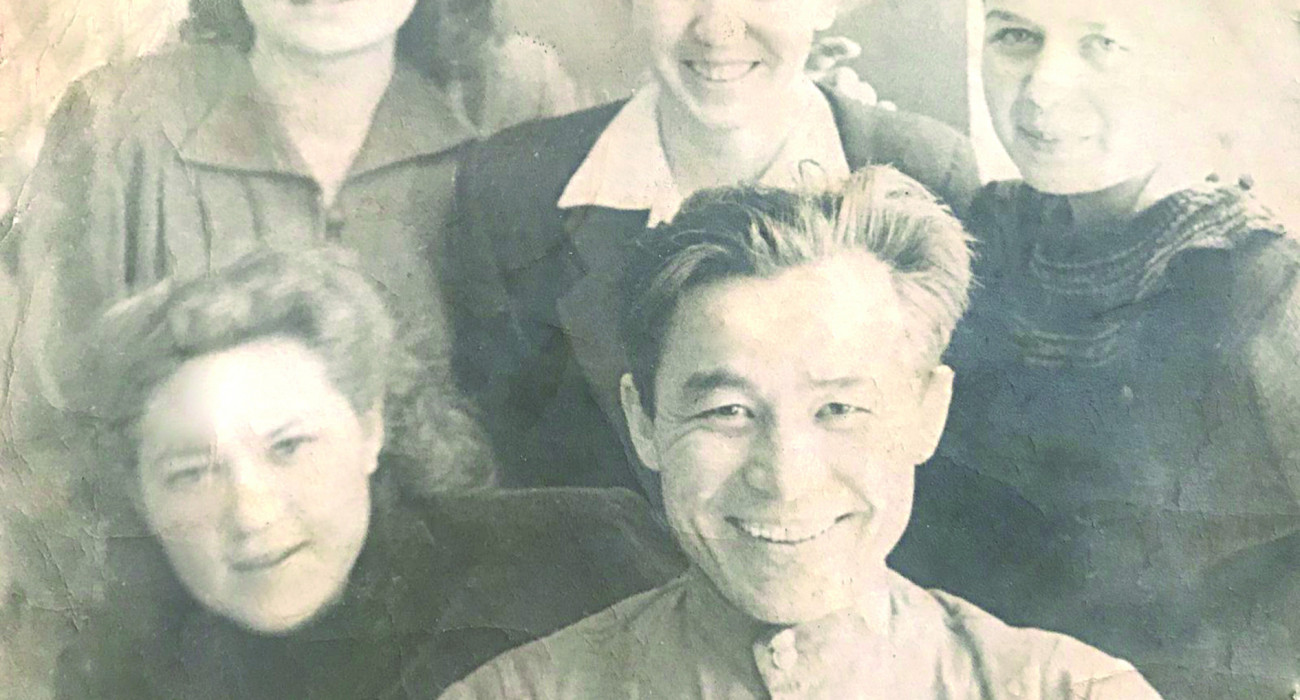 Ол еңкейіп, кеудесі түсіп қалды. Ол еңкейіп, кеудесі түсіп қалды.