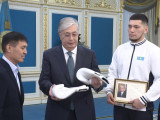 Ұлттық құраманың бас бапкері Президентке бокс қолғабын тарту етті